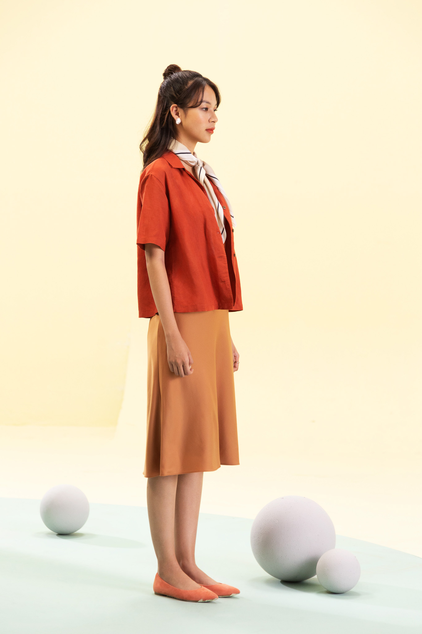 Phi Phuong Anh wears Uniqlo