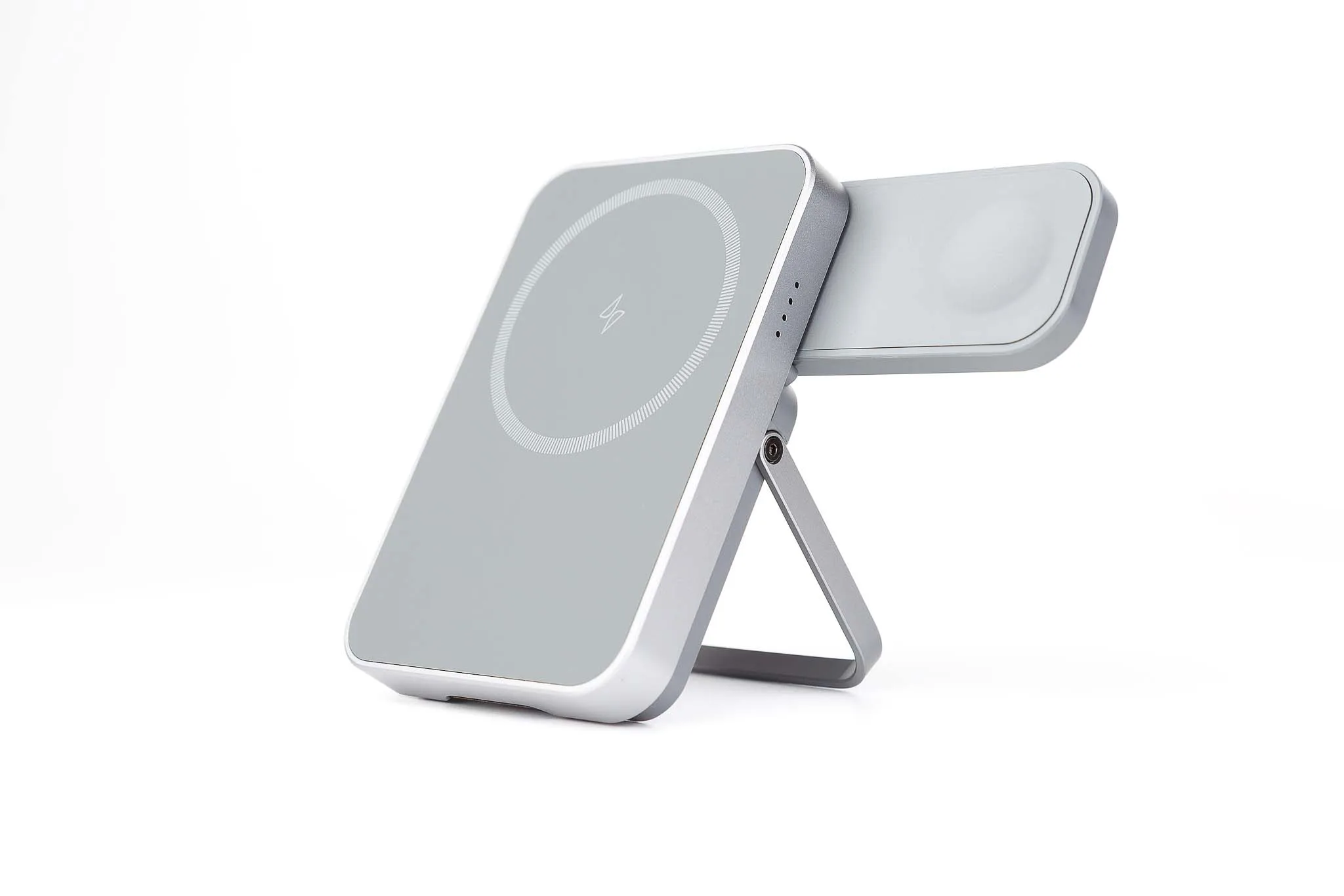Modern standard traveller wireless charger, e-commerce photo
